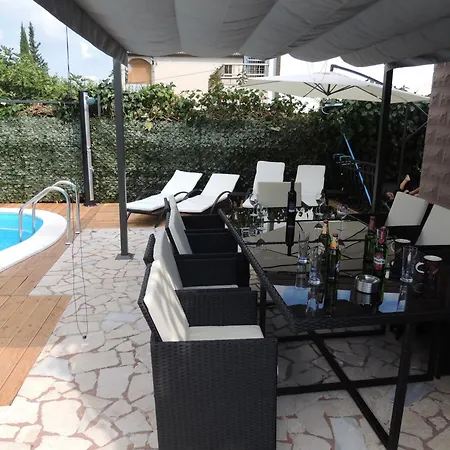 Welcoming In With Pool And Sea View فيلة