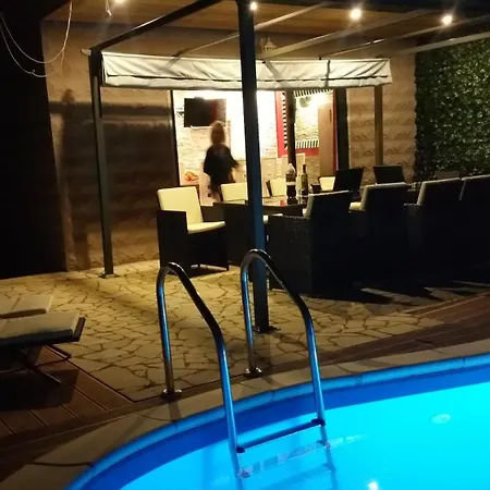 Welcoming In With Pool And Sea View فانتاسيسي