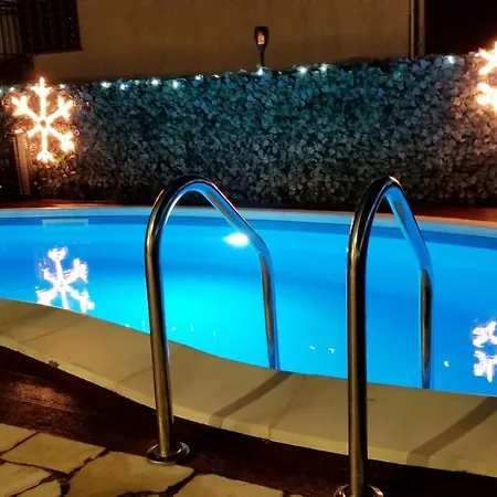 Welcoming In With Pool And Sea View Vila