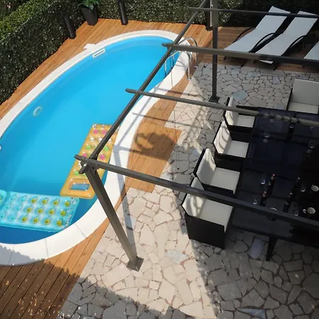 Welcoming In With Pool And Sea View
