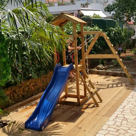 Welcoming In With Pool And Sea View