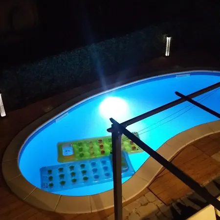 Welcoming In With Pool And Sea View Vila