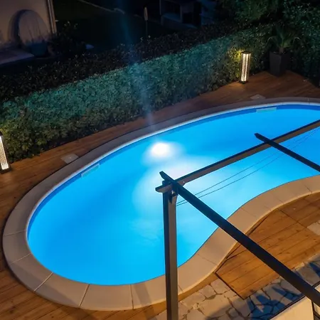 Villa Welcoming In With Pool And Sea View Vantačići