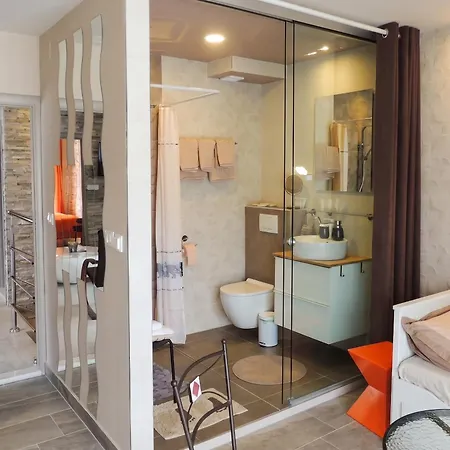 Welcoming In With Pool And Sea View