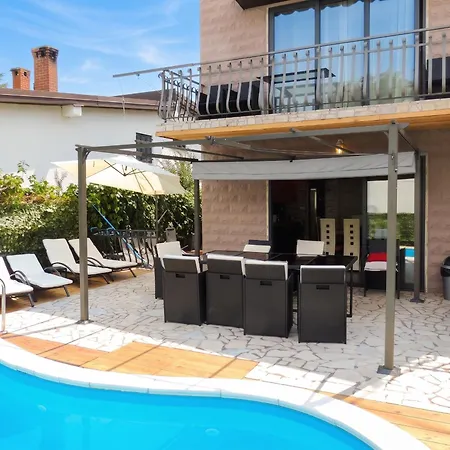 Welcoming In With Pool And Sea View *