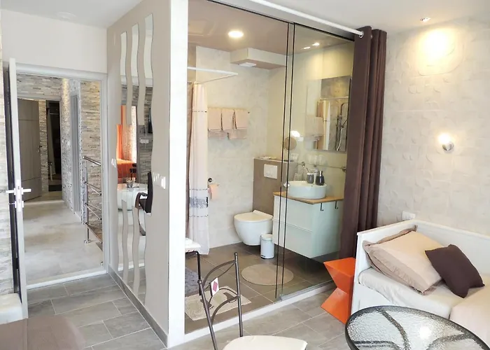Welcoming In With Pool And Sea View Vila