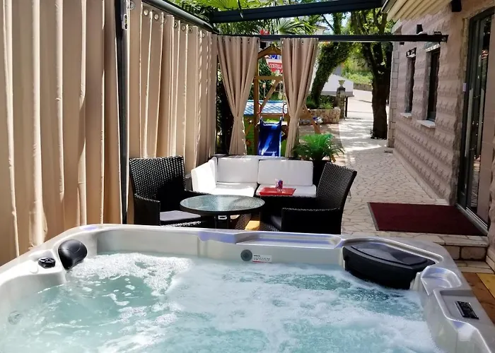 Welcoming In With Pool And Sea View Vantacici
