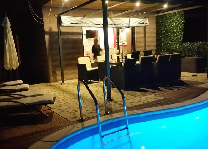 Vila Welcoming In With Pool And Sea View