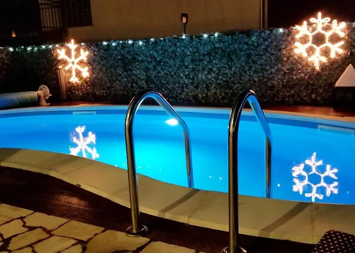 Welcoming In With Pool And Sea View Vila