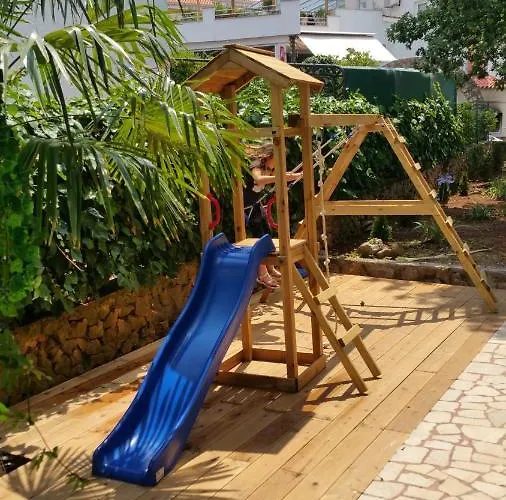 Welcoming In With Pool And Sea View
