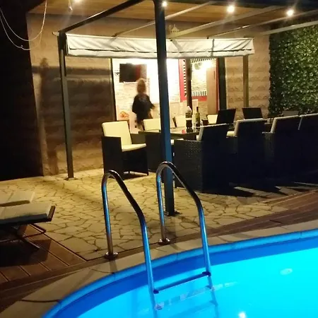 Vila Welcoming In With Pool And Sea View